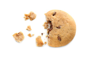 Delizioso biscotto d'avena con gocce di cioccolato su sfondo bianco biscotto rotto frollino