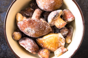 Funghi congelati surgelati in una ciotola vista dall'alto