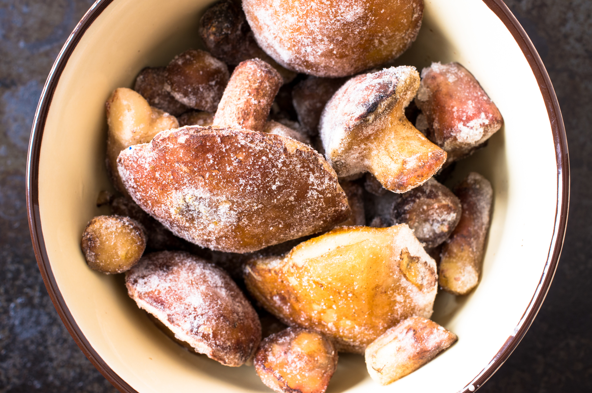 Funghi congelati surgelati in una ciotola vista dall'alto