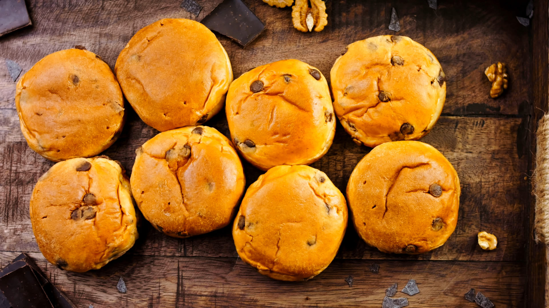 Merendine con gocce di cioccolato tipo Pan goccioli o Pain au chocolat su un tavolo di legno