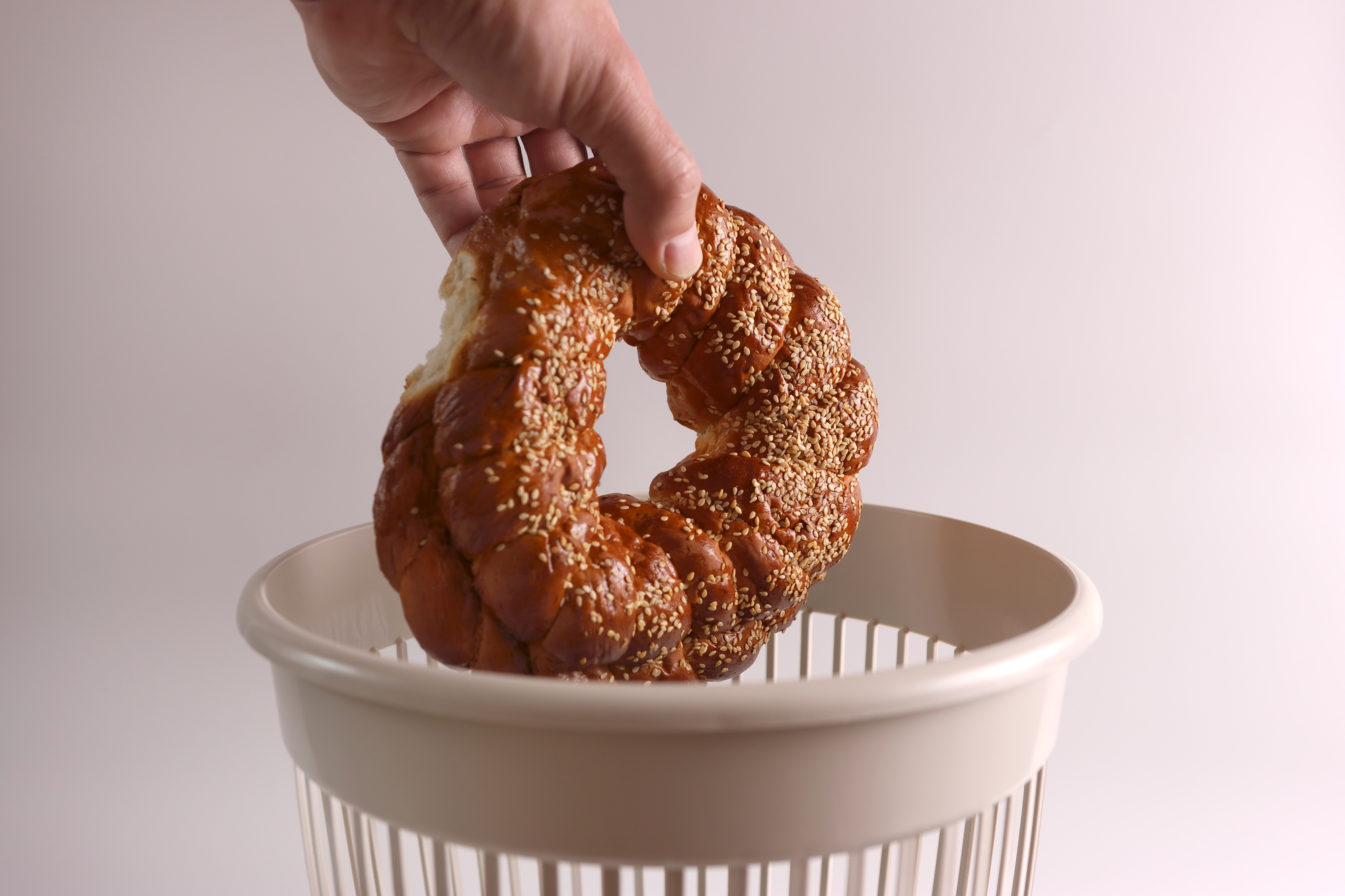 Il pane raffermo viene gettato nella spazzatura per essere riciclato