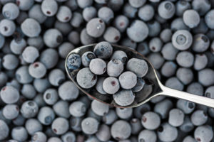 Cucchiaino di mirtilli surgelati o congelati