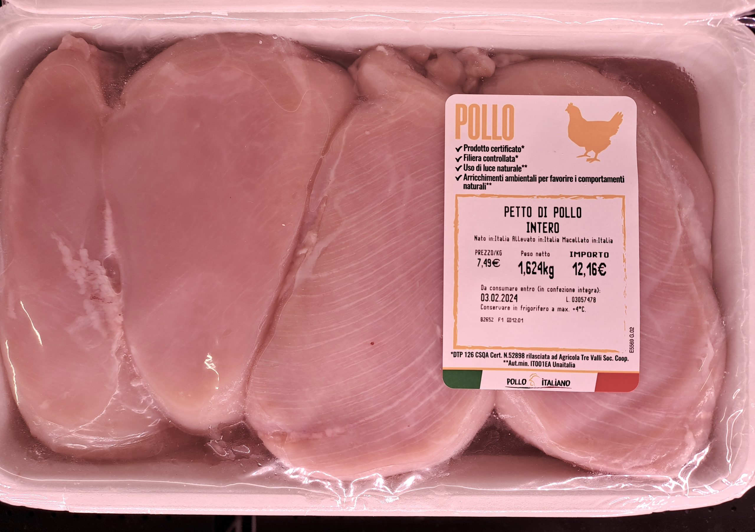 Un esempio di white striping di livello 3 su un petto di pollo della Lidl