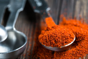 Peperoncino macinato o paprika in polvere su un misurino