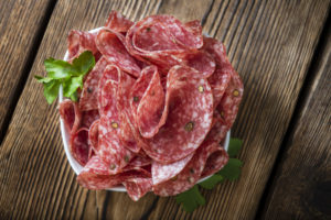 Salame a fatte in una ciotola con ciuffo di prezzemolo