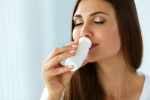 Donna beve yogurt o latte fermentato; concept: probiotici