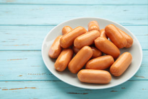 Mini salsicce o würstel di pollo su un piatto