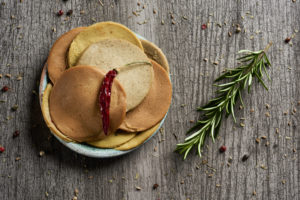 Piatto di affettati vegetali assortiti con peperoncino secco e un rametto di rosmarino