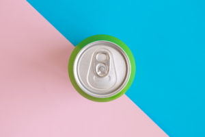 Layout piatto di una lattina di alluminio su sfondo pastello concetto creativo minimale. soda bibite bevanda zuccherata zucchero dolcificanti