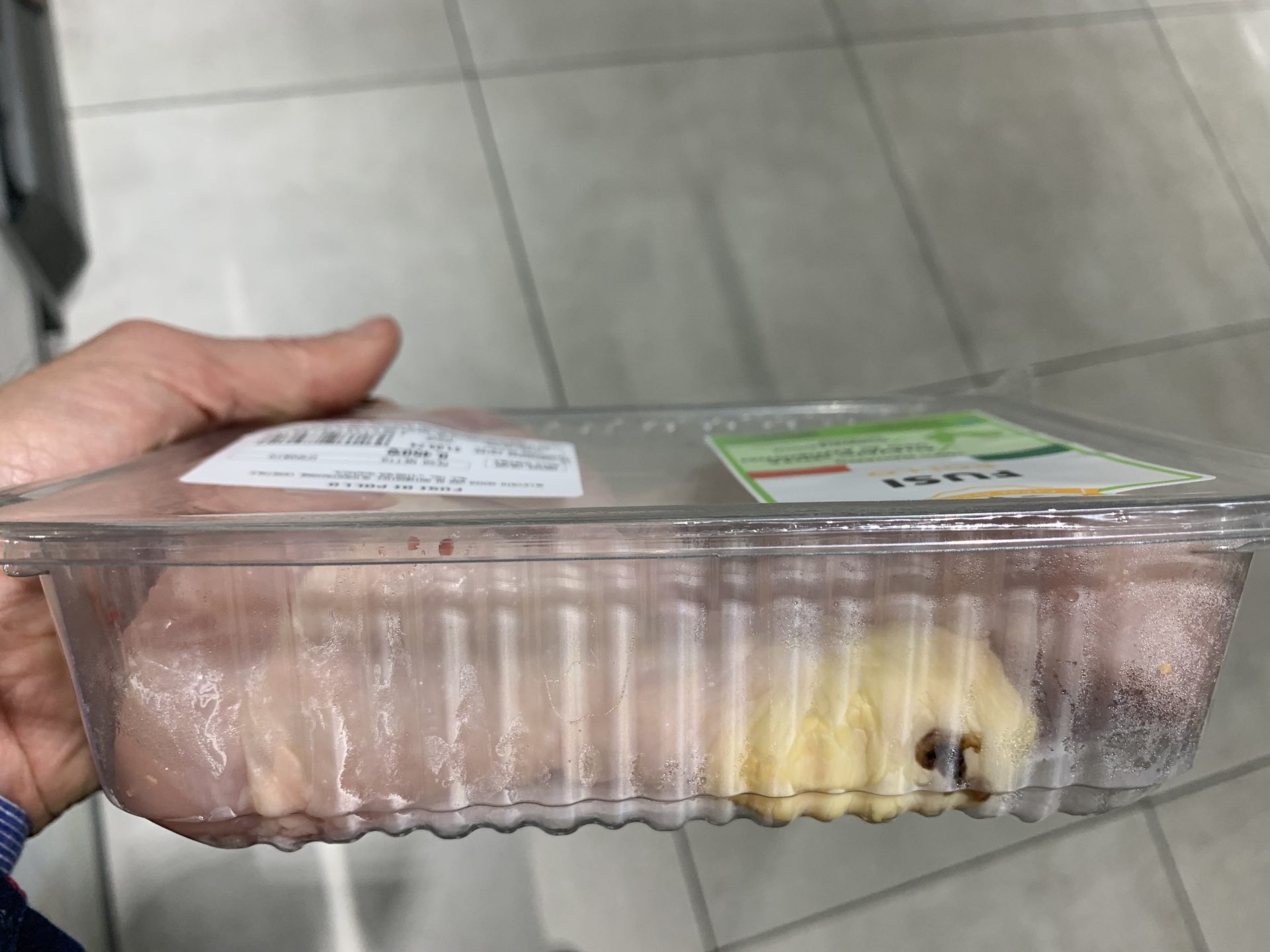 Aldi cosce di pollo con evidente segno di ustioni del garretto 