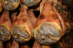 Cosce di Prosciutto di Parma appese per la stagionatura