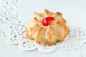 Pasta di mandorle su centrino bianco