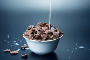 corn flakes cereali per la colazione dolci zucchero Depositphotos_146618289_L