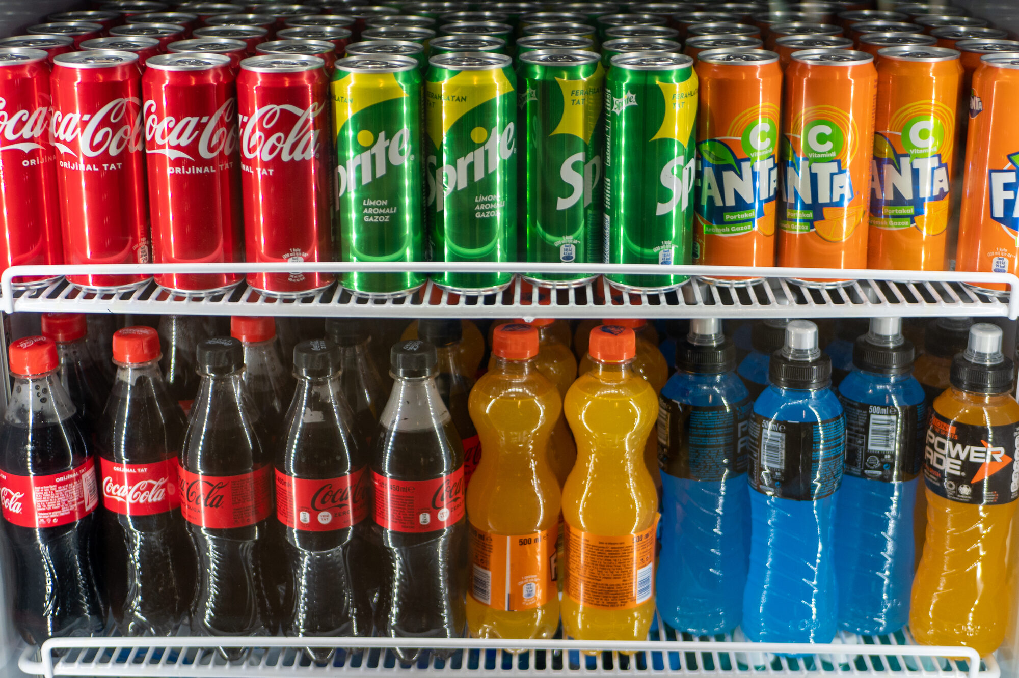 Bottiglie di plastica e lattine di Coca-Cola, Fanta, Sprite e Powerade