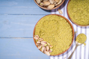 Ciotole di farina di pistacchi, con pistacchi interi con guscio