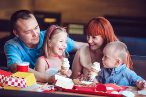 bambini famiglia ristorante fast food nutrizione pasti pranzo cena Depositphotos_122098398_L