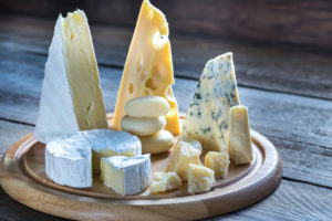 formaggio tagliere di formaggi brie gorgonzola erborinati Depositphotos_110685408_L