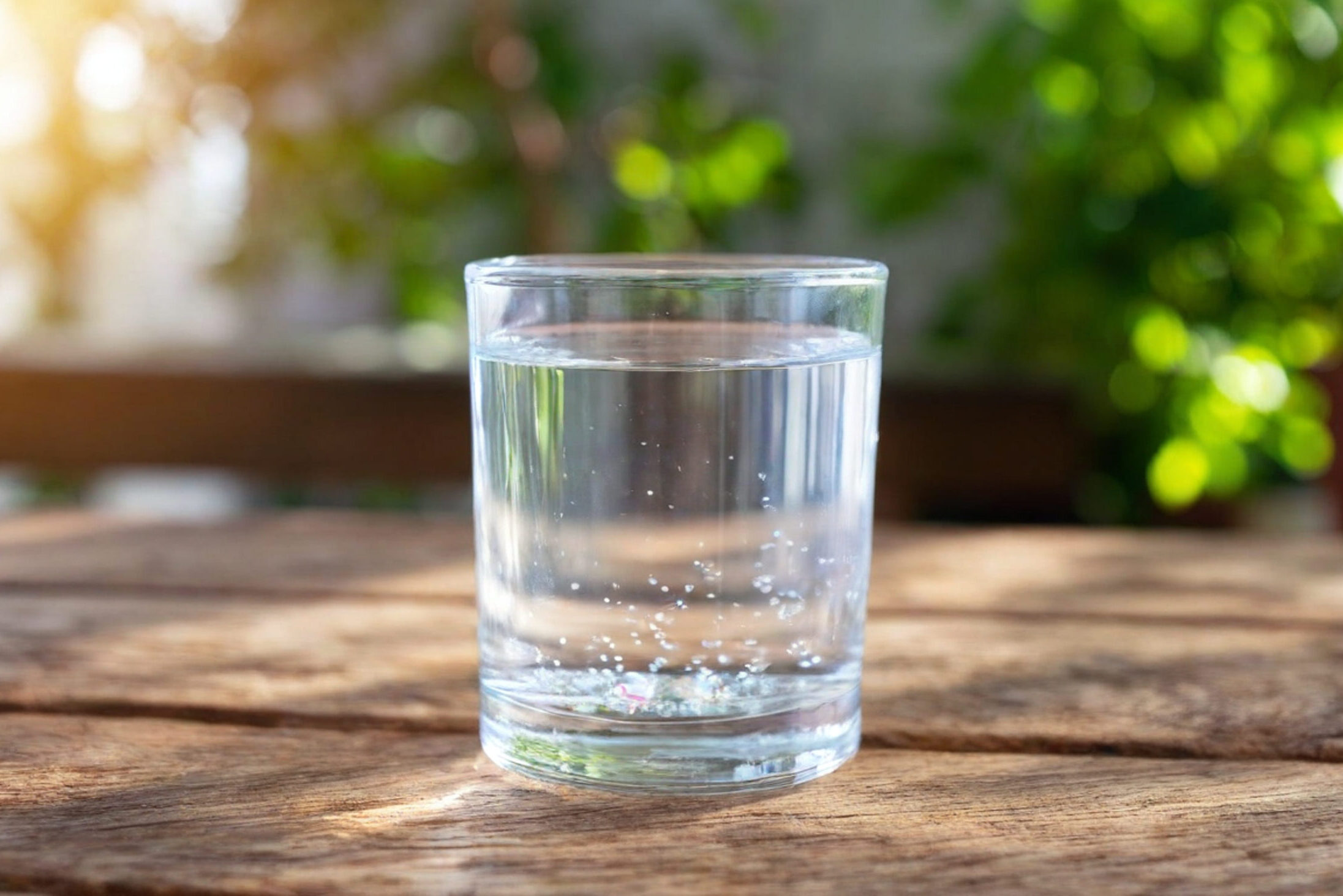 bicchiere di acqua con microplastiche IA Depositphotos_807889142_XL