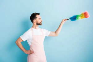 pfas polvere spolverare uomo pulizie casa sporco pulito igiene Depositphotos_331831618_L