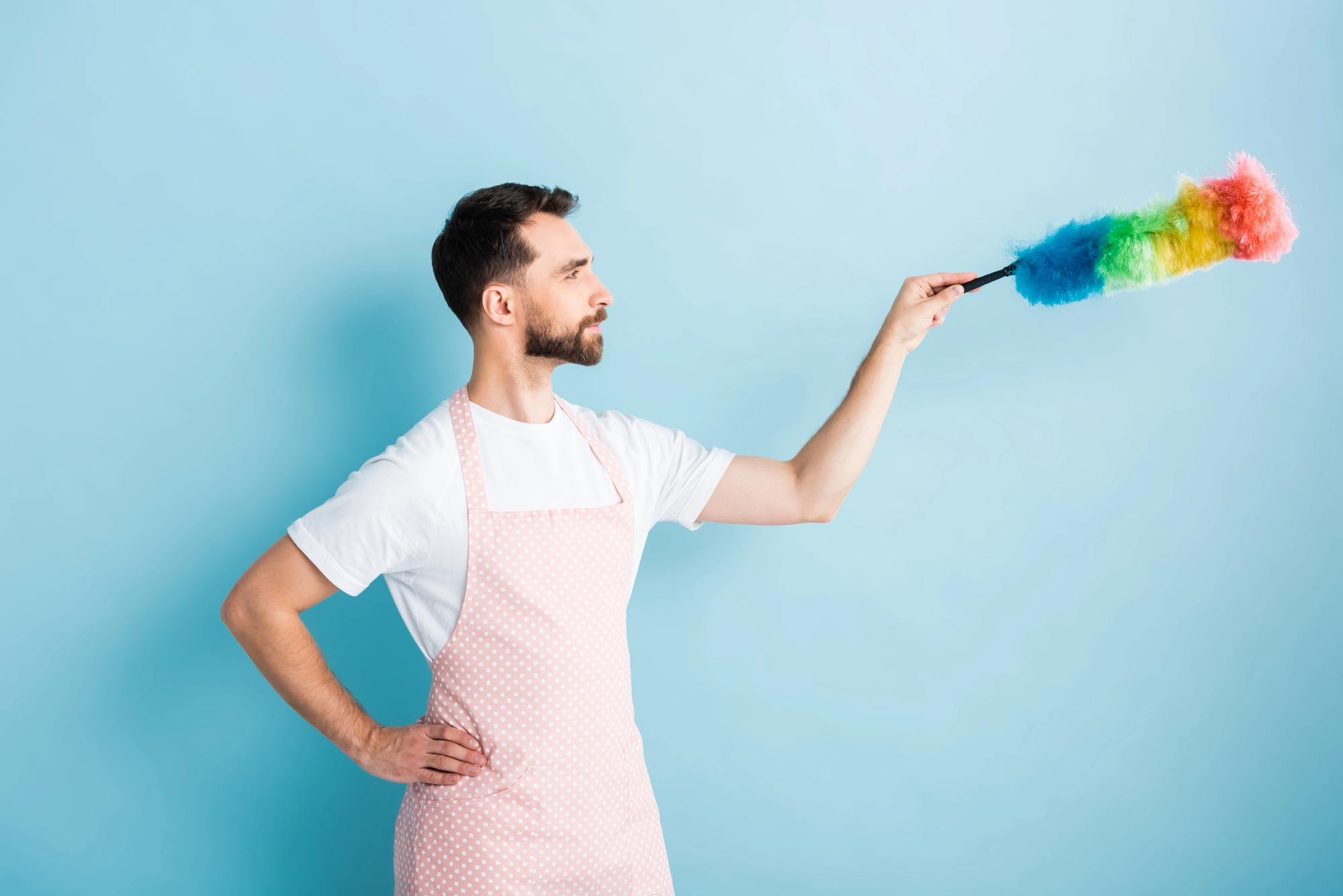 pfas polvere spolverare uomo pulizie casa sporco pulito igiene Depositphotos_331831618_L