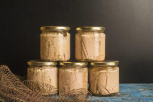 Cinque vasetti di vetro impilati con filetti di tonno