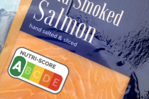Etichetta Nutri-Score A verde su una confezione di salmone affumicato