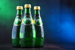 Tre bottiglie di acqua minerale Perrier, di Nestlé Waters