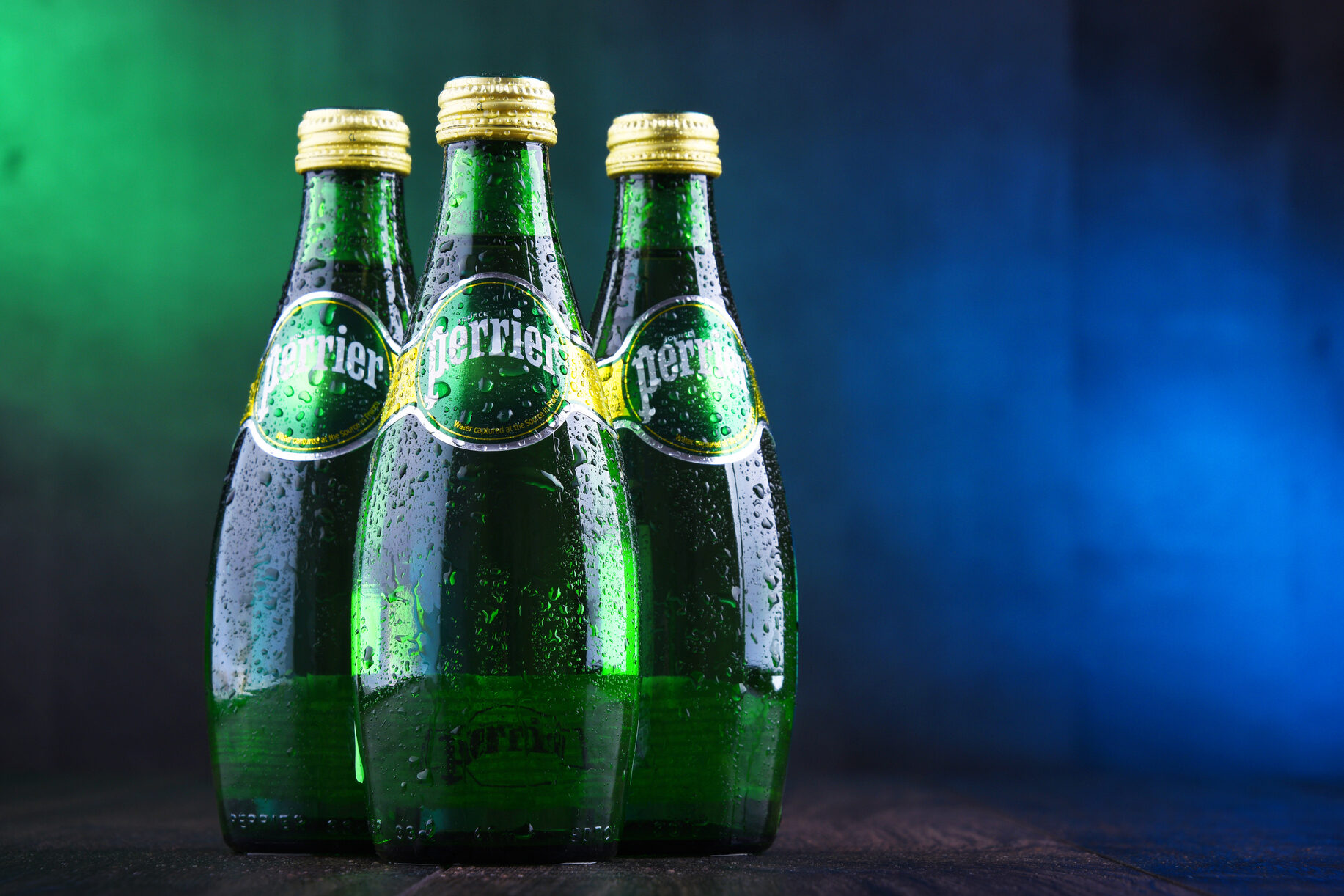 Tre bottiglie di acqua minerale Perrier, di Nestlé Waters