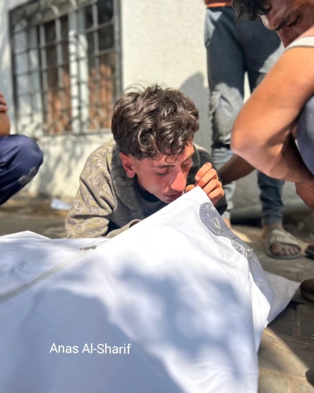 In lutto per le persone prese di mira da Israele durante la raccolta di aiuti umanitari presso i centri GHF di Gaza. Foto per gentile concessione di Anas Al-Sharif palestina