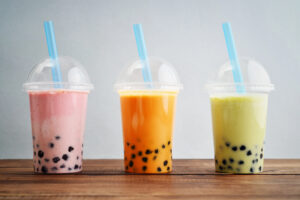 Tre bicchieri di bubble tea o boba tea con perle di tapioca