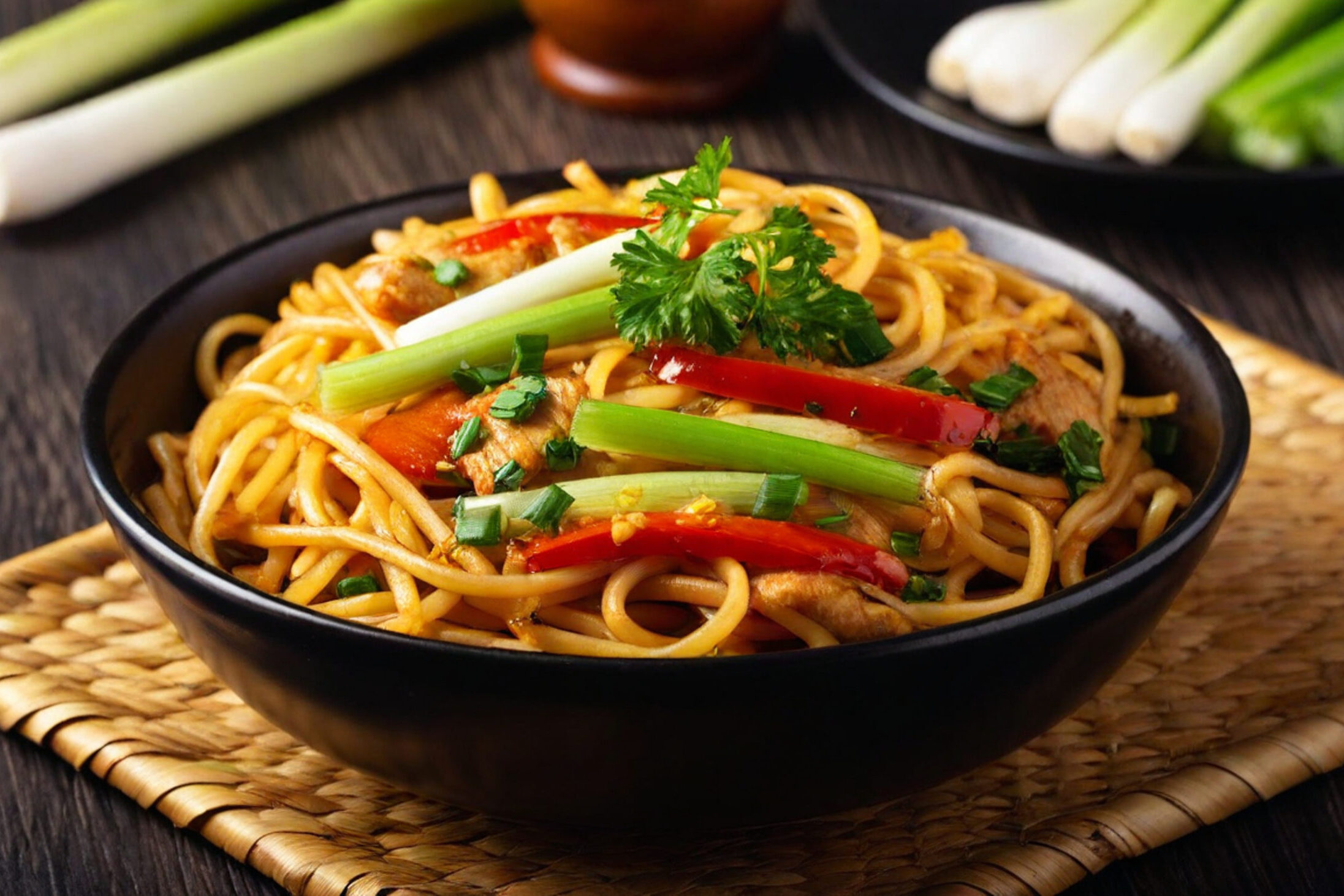 IA chow mein a base di noodles saltati in padella con verdure, soprattutto cipolla e sedano, carne o gamberetti, e conditi con una salsa a base di salsa di soia Depositphotos_817555572_XL sale e sodio