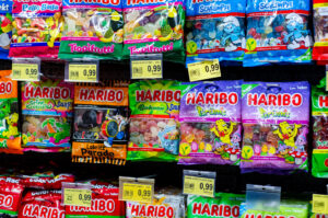 Caramelle Haribo assortite su un espositore