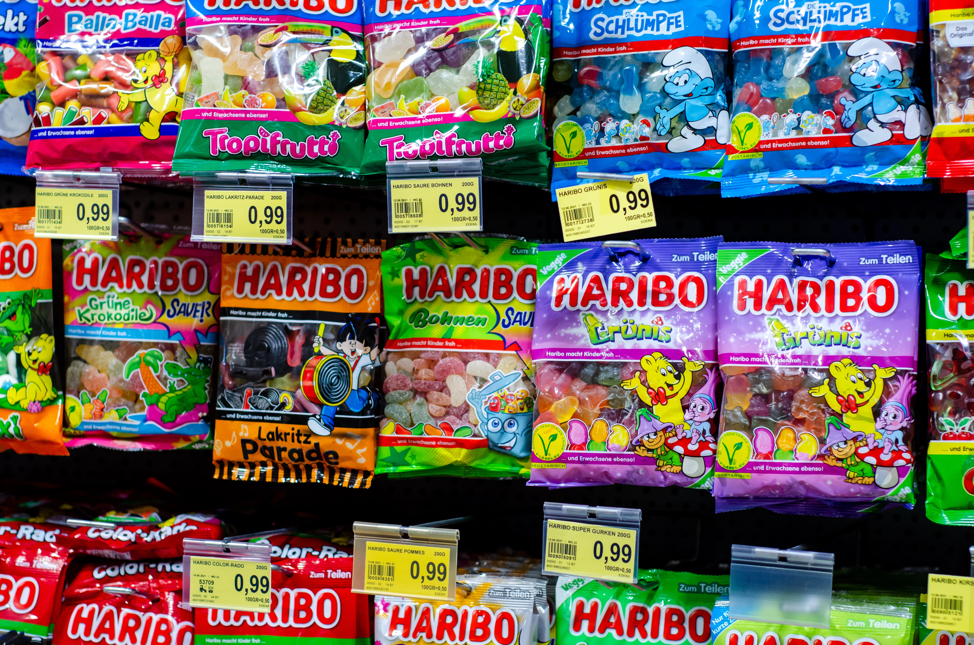 Caramelle Haribo assortite su un espositore