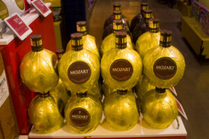 Bottiglie di liquore al cioccolato Mozart impielate su uno scaffale