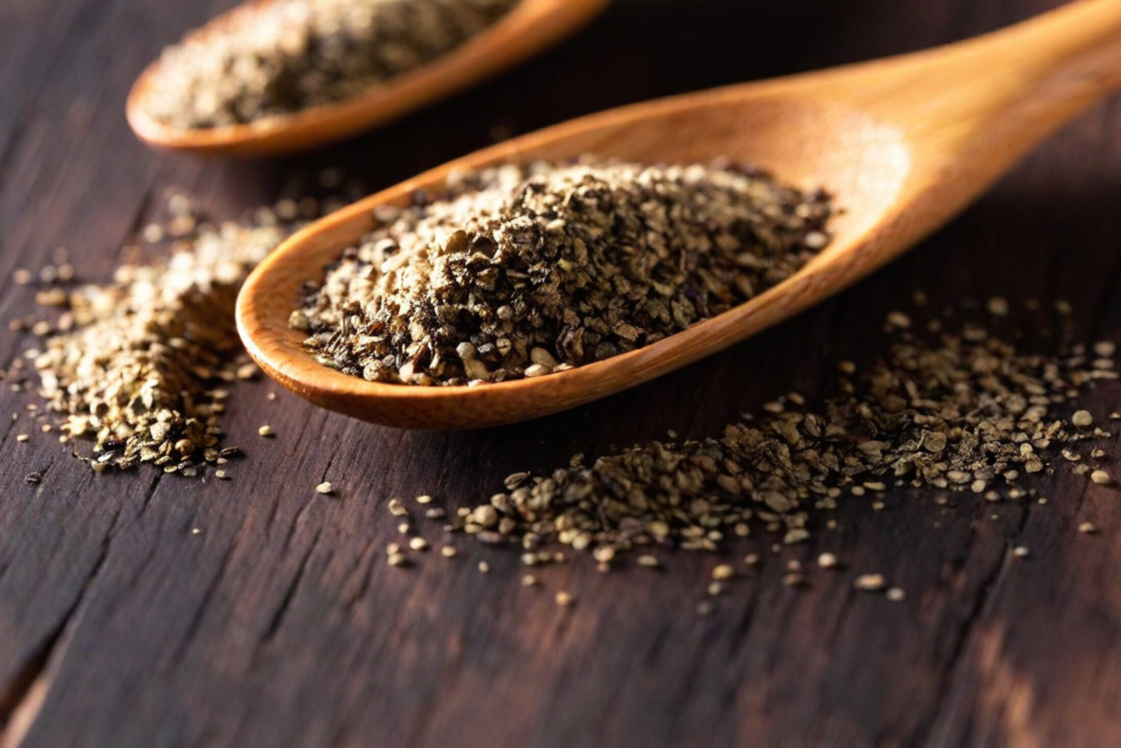 Cucchiai di legno con pepe nero macinato