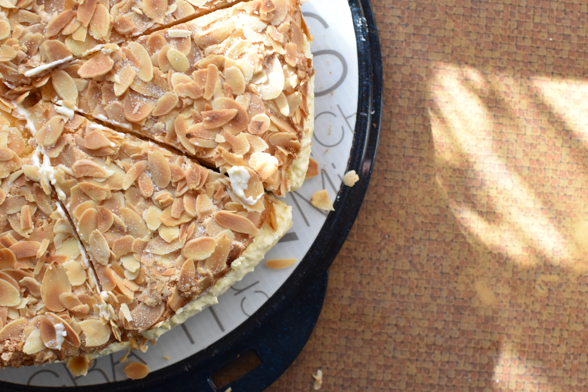 Torta con mandorle a lamelle su un piatto in un porta torta