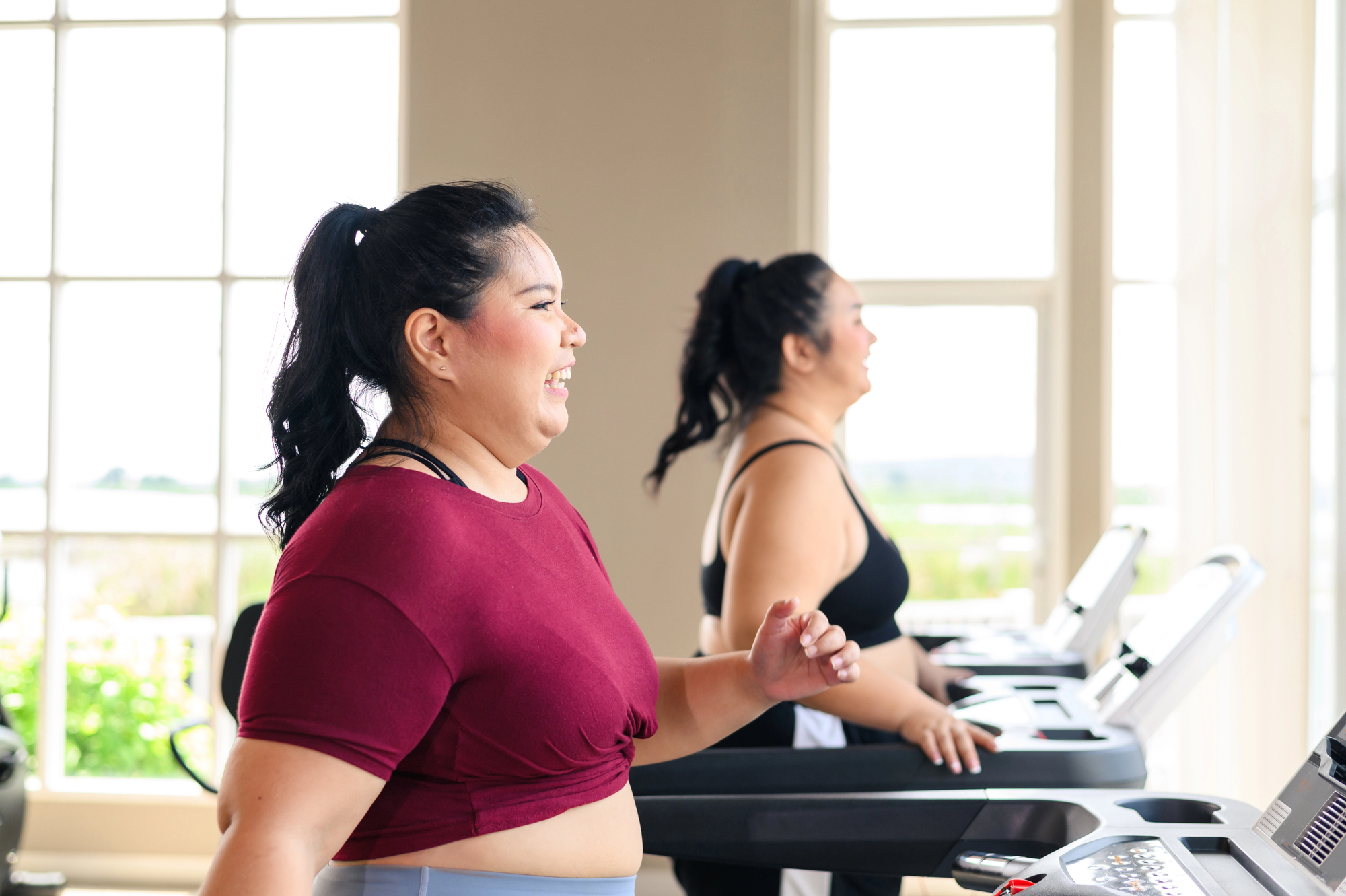 donna che fa ginnastica movimento sport palestra salute dieta Depositphotos_747426126_L