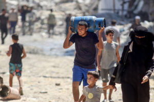 Civili sfollati palestinesi a Khan Yunis, Striscia di Gaza, 2024