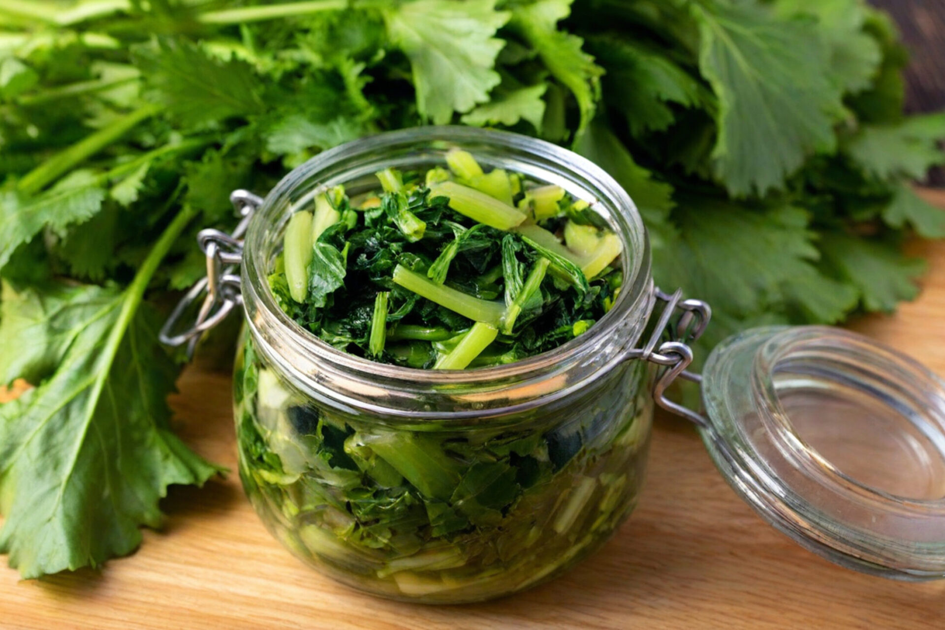 Cime di rapa o friarielli in un barattolo di vetro, concept: conserve vegetali, botulino