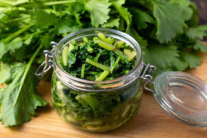 Cime di rapa o friarielli in un barattolo di vetro, concept: conserve vegetali, botulino
