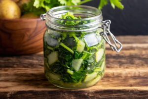 Cime di rapa o friarielli in un barattolo di vetro, concept: conserve vegetali, botulino