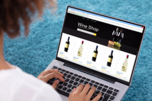 Una donna naviga su un sito di e-commerce di vino dal suo laptop