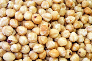 Nocciole sgusciate e spellate; concept: frutta secca a guscio