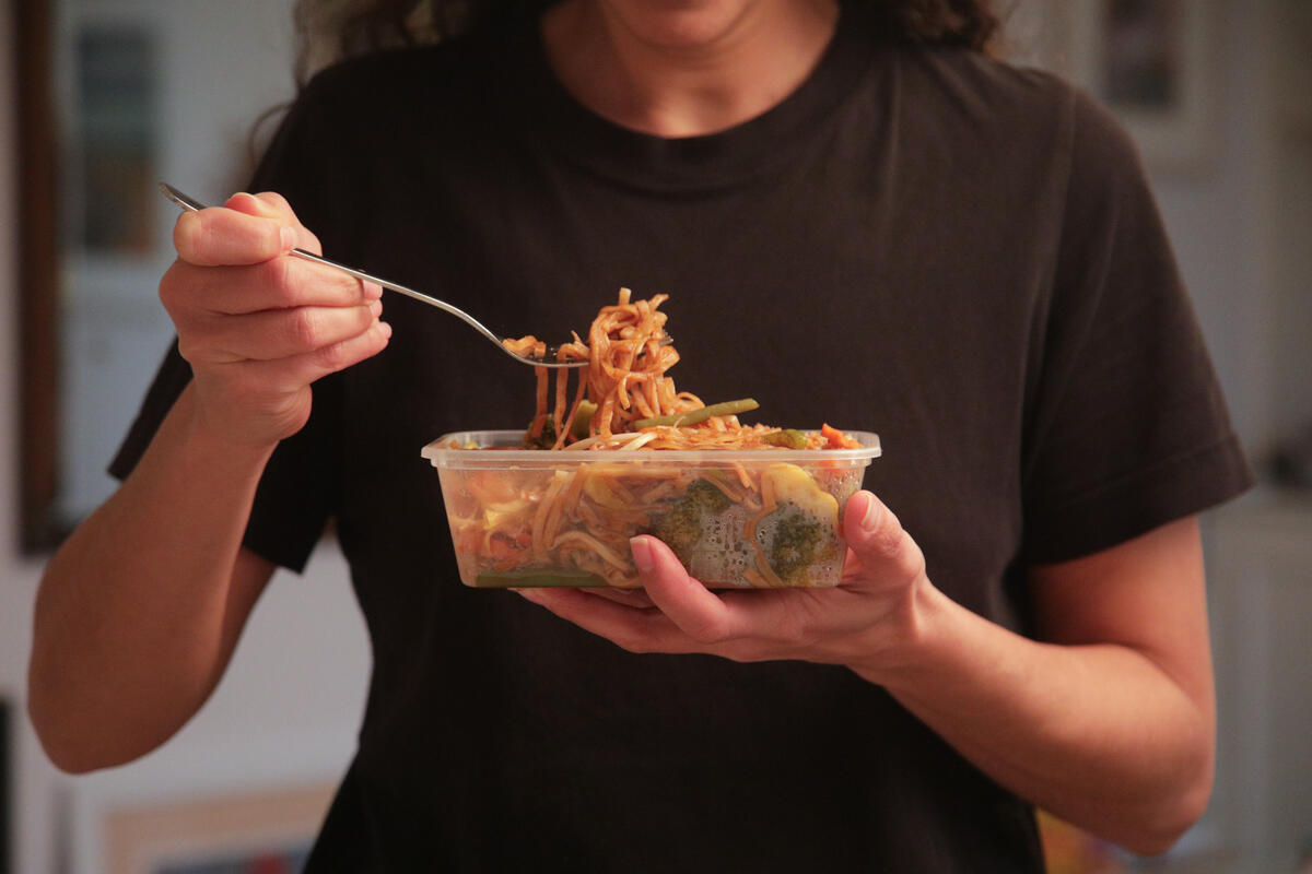 microplastiche Ready meals, takeaway containers and plastic packaging can release microplastics and toxic chemicals into our food. Greenpeace analysis of 24 articles in peer-reviewed scientific journals found that the plastics we use to package our food are directly risking our health. Heating food in plastic packaging dramatically increases the levels of microplastics and chemicals that leach into our food.