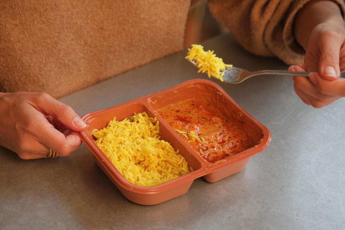 Ready meals, takeaway containers and plastic packaging can release microplastics and toxic chemicals into our food. Greenpeace analysis of 24 articles in peer-reviewed scientific journals found that the plastics we use to package our food are directly risking our health. Heating food in plastic packaging dramatically increases the levels of microplastics and chemicals that leach into our food.