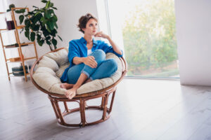 casa persona donna divano ragazza pensare casa relax riposo Depositphotos_698683272_L.jpg