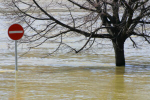 acqua crisi climatica sostenibilita allagamento citta