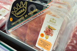 Vaschette di Prosciutto di Parma DOP a marchio Billa nel banco frigo di un supermercato austriaco