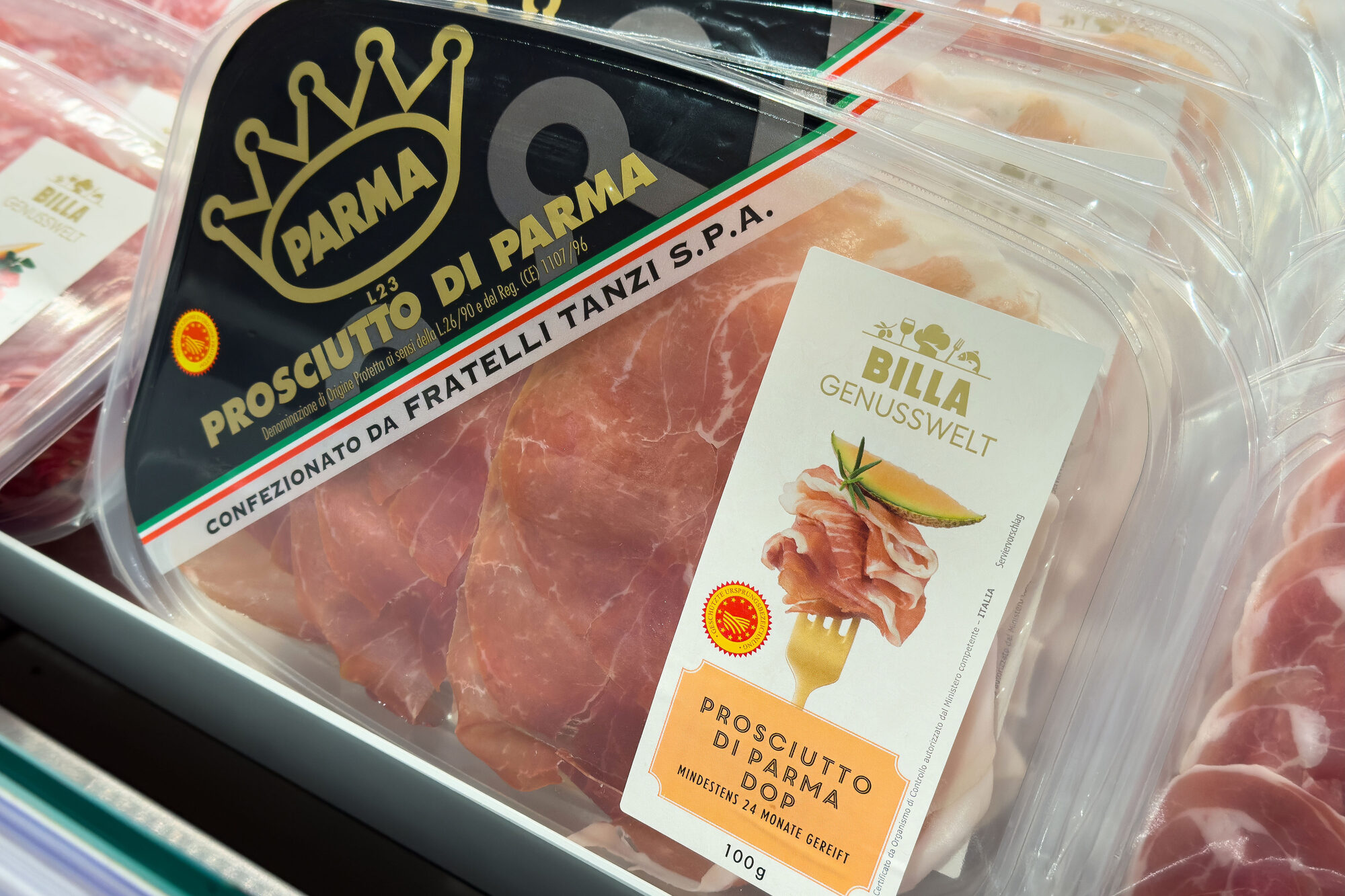 Vaschette di Prosciutto di Parma DOP a marchio Billa nel banco frigo di un supermercato austriaco